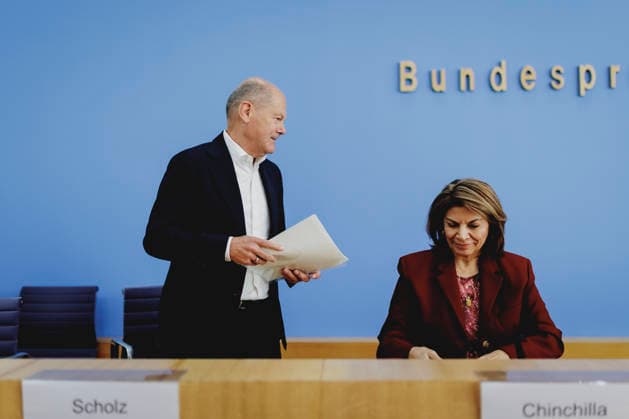 (L-R) Olaf Scholz, Bundeskanzler a.D. und Co-Vorsitzender der ENSK, und Laura Chinchilla Miranda, Staatspraesidentin a.D. von Costa Rica und Co-Vorsitzende der ENSK, aufgenommen im Rahmen der Pressekonferenz zur Vorstellung der Entwicklungspolitischen Nord-Sued-Kommission in Berlin, 05.10.2026. Berlin Deutschland Copyright: xFlorianxGaertnerx