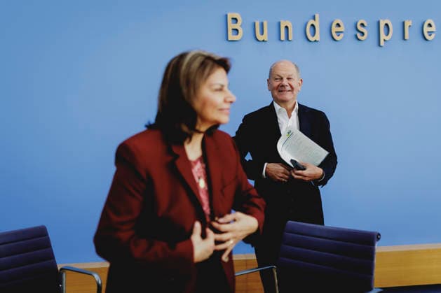 (R-L) Olaf Scholz, Bundeskanzler a.D. und Co-Vorsitzender der ENSK, und Laura Chinchilla Miranda, Staatspraesidentin a.D. von Costa Rica und Co-Vorsitzende der ENSK, aufgenommen im Rahmen der Pressekonferenz zur Vorstellung der Entwicklungspolitischen Nord-Sued-Kommission in Berlin, 05.10.2026. Berlin Deutschland Copyright: xFlorianxGaertnerx