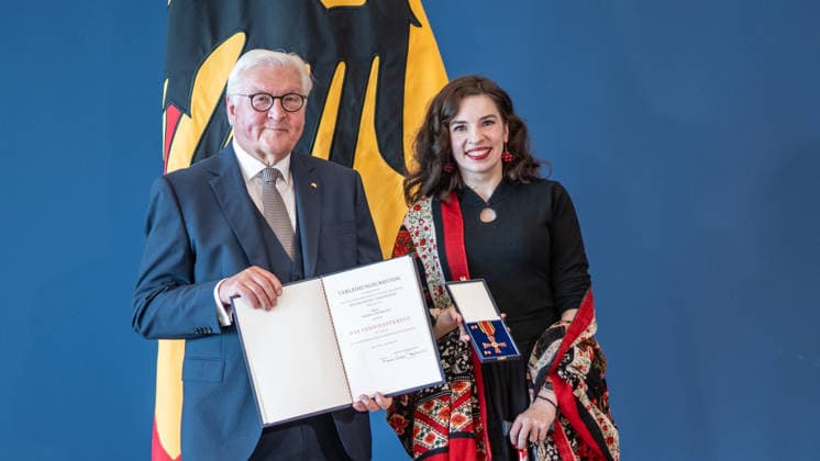 Bundespräsident Frank-Walter Steinmeier zeichnet 21 Bürger zum Tag der Deutschen Einheit mit dem Verdienstorden der Bundesrepublik Deutschland aus Marina Weisband, Aktivistin;Bundespräsident verleiht Verdienstorden der Bundesrepublik Deutschland zum Tag der Deutschen Einheit, Berlin Berlin Deutschland Amtssitz am Spreebogen