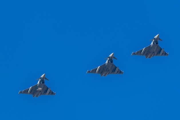 Eurofighter am Airport Nürnberg: Luftwaffe übt Dispersed Operation , Nürnberg, 05.10.2026 Drei Eurofighter der Luftwaffe fliegen in Formation am wolkenlosen blauen Himmel über dem Flughafen. Die Luftwaffe testet bei der Übung Dispersed Operation, wie Eurofighter und Einsatzkräfte zeitweise von einem zivilen Flughafen aus operieren können. Nürnberg Flughafen Bayern Deutschland