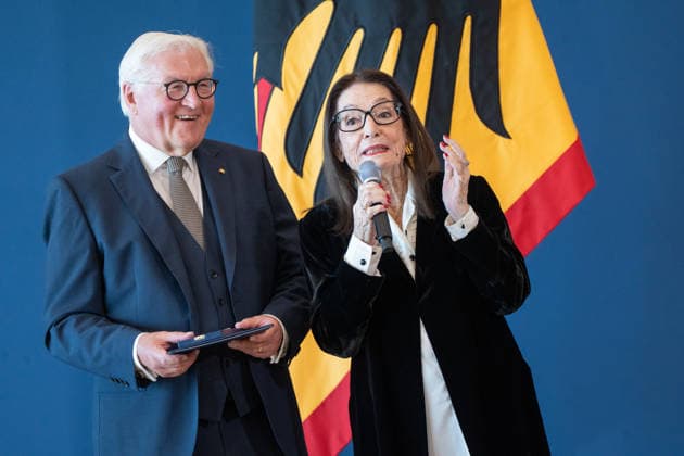 Bundespräsident Frank-Walter Steinmeier zeichnet 21 Bürger zum Tag der Deutschen Einheit mit dem Verdienstorden der Bundesrepublik Deutschland aus Nana Mouskouri, Sängerin und Musikerin;Bundespräsident verleiht Verdienstorden der Bundesrepublik Deutschland zum Tag der Deutschen Einheit, Berlin Berlin Deutschland Amtssitz am Spreebogen