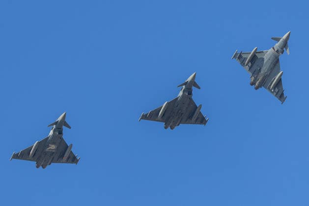 Eurofighter am Airport Nürnberg: Luftwaffe übt Dispersed Operation , Nürnberg, 05.10.2026 Drei Eurofighter Typhoon der Luftwaffe fliegen in Formation vor wolkenlosem Himmel. Die Luftwaffe testet am Flughafen, wie Eurofighter und Einsatzkräfte zeitweise von einem zivilen Flughafen aus operieren können. Nürnberg Flughafen Bayern Deutschland