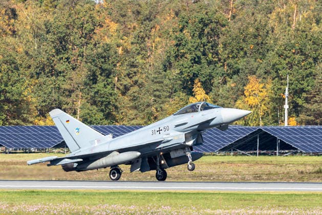 Eurofighter am Airport Nürnberg: Luftwaffe übt Dispersed Operation , Nürnberg, 05.10.2026 Ein Eurofighter der Luftwaffe mit der Kennung 31+50 setzt auf dem Flughafen zur Landung auf. Die Luftwaffe testet dort, wie Kampfflugzeuge und Einsatzkräfte zeitweise von einem zivilen Flughafen aus operieren können. Nürnberg Flughafen Bayern Deutschland