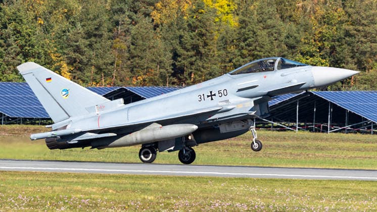 Eurofighter am Airport Nürnberg: Luftwaffe übt Dispersed Operation , Nürnberg, 05.10.2026 Ein Eurofighter der Luftwaffe mit der Kennung 31+50 setzt auf der Landebahn am Flughafen auf. Die Luftwaffe testet dort Dispersed Operation, bei der Eurofighter und Einsatzkräfte zeitweise von einem zivilen Flughafen aus operieren. Nürnberg Flughafen Bayern Deutschland