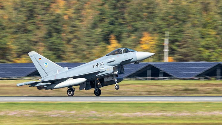 Eurofighter am Airport Nürnberg: Luftwaffe übt Dispersed Operation , Nürnberg, 05.10.2026 Ein Eurofighter der Luftwaffe mit der Kennung 31+53 setzt auf der Landebahn des Flughafens auf. Die Luftwaffe testet dort, wie Eurofighter und Einsatzkräfte zeitweise von einem zivilen Flughafen aus operieren können. Nürnberg Flughafen Bayern Deutschland