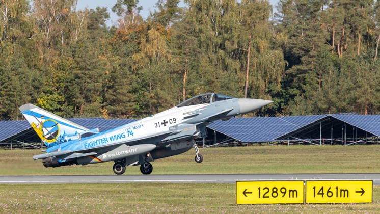 Eurofighter am Airport Nürnberg: Luftwaffe übt Dispersed Operation , Nürnberg, 05.10.2026 Ein Eurofighter Typhoon des Taktischen Luftwaffengeschwaders 74 hebt in Sonderlackierung zum 65-jährigen Jubiläum von der Bahn des Flughafens ab. Die Luftwaffe testet dort, wie Eurofighter und Einsatzkräfte zeitweise von einem zivilen Flughafen aus operieren können. Nürnberg Flughafen Bayern Deutschland