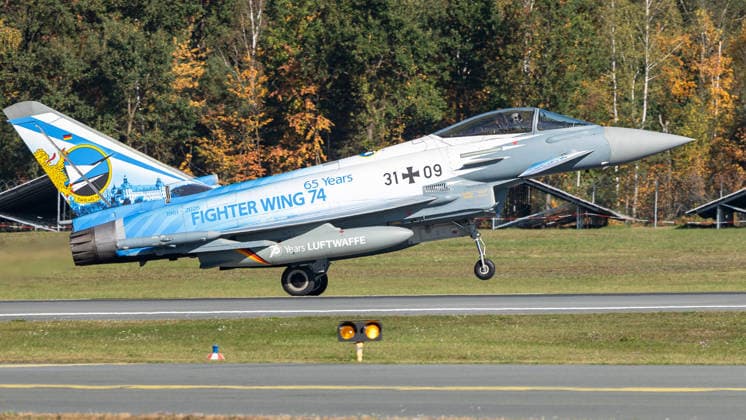 Eurofighter am Airport Nürnberg: Luftwaffe übt Dispersed Operation , Nürnberg, 05.10.2026 Ein Eurofighter Typhoon der Luftwaffe mit der Kennung 31+09 setzt auf dem Flughafen zur Landung auf. Die Maschine trägt die Sonderlackierung 65 Years Fighter Wing 74 und 70 Years Luftwaffe, die Luftwaffe testet hier den zeitweisen Einsatz von einem zivilen Flughafen aus. Nürnberg Flughafen Bayern Deutschland