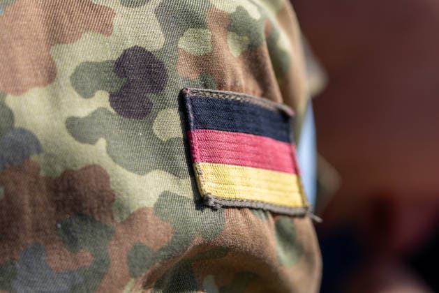 Eurofighter am Airport Nürnberg: Luftwaffe übt Dispersed Operation , Nürnberg, 05.10.2026 Ein Soldat der Luftwaffe trägt im Flecktarn-Feldanzug die Deutschlandflagge als Aufnäher am Ärmel. Die Luftwaffe testet am Flughafen, wie Eurofighter und Einsatzkräfte zeitweise von einem zivilen Flughafen aus operieren können. Nürnberg Flughafen Bayern Deutschland