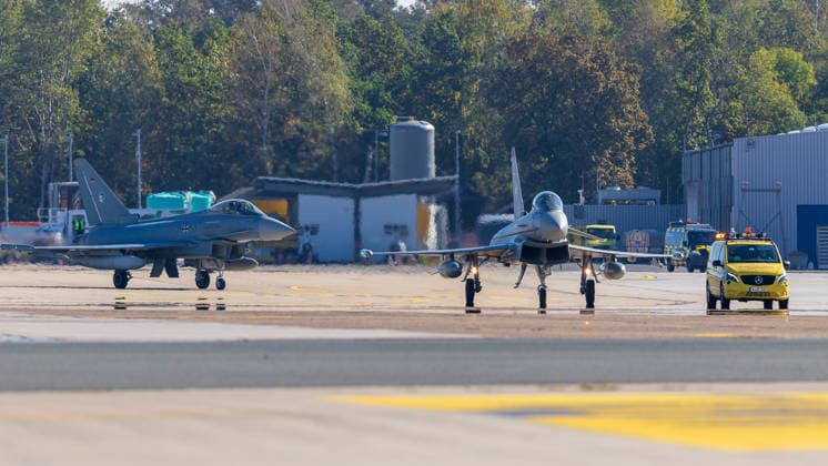 Eurofighter am Airport Nürnberg: Luftwaffe übt Dispersed Operation , Nürnberg, 05.10.2026 Zwei Eurofighter der Luftwaffe rollen auf dem Flughafen über das Vorfeld, begleitet von einem gelben Follow-me-Fahrzeug. Die Luftwaffe testet dort, wie Kampfjets und Einsatzkräfte zeitweise von einem zivilen Flughafen aus operieren können. Nürnberg Flughafen Bayern Deutschland