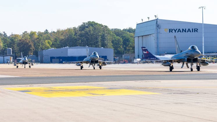 Eurofighter am Airport Nürnberg: Luftwaffe übt Dispersed Operation , Nürnberg, 05.10.2026 Mehrere Eurofighter der Luftwaffe rollen auf dem Flughafen über das Vorfeld. Die Luftwaffe testet, wie Kampfflugzeuge und Einsatzkräfte zeitweise von einem zivilen Flughafen aus operieren können. Nürnberg Flughafen Bayern Deutschland