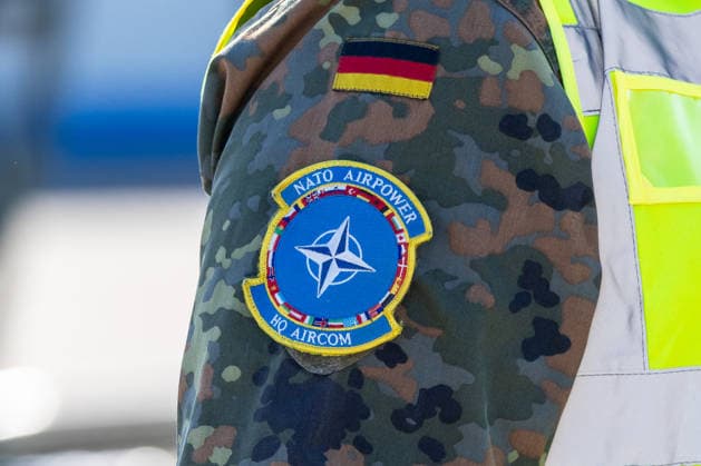 Eurofighter am Airport Nürnberg: Luftwaffe übt Dispersed Operation , Nürnberg, 05.10.2026 Ein Soldat der Luftwaffe trägt auf dem Ärmel seiner Flecktarn-Uniform den Verbandsaufnäher NATO Airpower HQ AIRCOM neben der Deutschlandfahne. Die Luftwaffe erprobt am Flughafen, wie Eurofighter und Einsatzkräfte zeitweise von einem zivilen Flughafen aus operieren können. Nürnberg Flughafen Bayern Deutschland