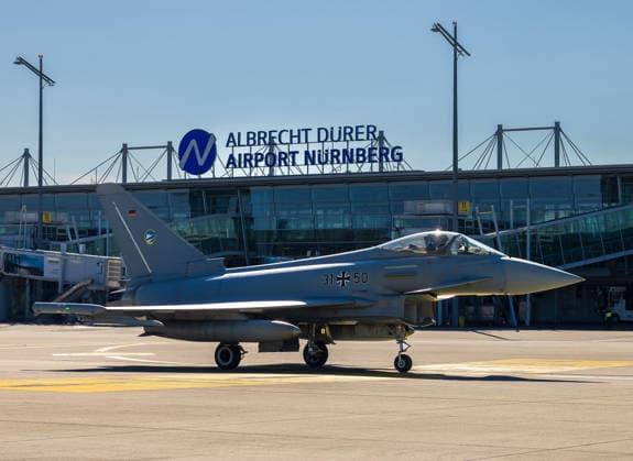 Eurofighter am Airport Nürnberg: Luftwaffe übt Dispersed Operation , Nürnberg, 05.10.2026 Ein Eurofighter Typhoon der Luftwaffe mit der Kennung 31+50 rollt über das Vorfeld des Flughafens. Die Luftwaffe testet dort, wie Kampfjets und Einsatzkräfte zeitweise von einem zivilen Flughafen aus operieren können. Nürnberg Flughafen Bayern Deutschland