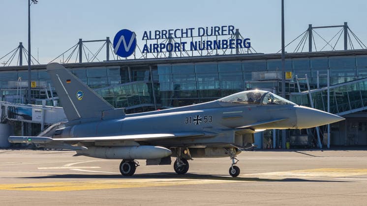 Eurofighter am Airport Nürnberg: Luftwaffe übt Dispersed Operation , Nürnberg, 05.10.2026 Ein Eurofighter Typhoon der Luftwaffe mit der Kennung 31+53 rollt über das Vorfeld des Flughafens. Die Luftwaffe testet dort, wie Kampfjets und Einsatzkräfte zeitweise von einem zivilen Flughafen aus operieren können. Nürnberg Flughafen Bayern Deutschland