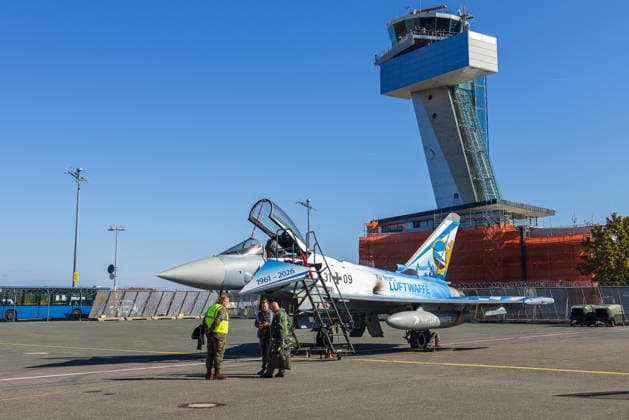 Eurofighter am Airport Nürnberg: Luftwaffe übt Dispersed Operation , Nürnberg, 05.10.2026 Ein Eurofighter Typhoon der Luftwaffe in Jubiläumslackierung 1961 - 2026 mit Kennung 31+09 steht auf dem Vorfeld am Flughafen. Die Luftwaffe testet, wie Eurofighter und Einsatzkräfte zeitweise von einem zivilen Flughafen aus operieren können; zwei Soldaten besprechen sich vor der Maschine. Nürnberg Flughafen Bayern Deutschland