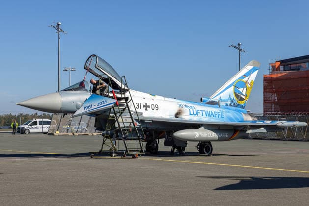 Eurofighter am Airport Nürnberg: Luftwaffe übt Dispersed Operation , Nürnberg, 05.10.2026 Ein Eurofighter der Luftwaffe mit Sonderlackierung 70 Years Luftwaffe und Kennung 31+09 steht mit geöffneter Kabinenhaube auf dem Flughafen, ein Techniker steht an der Kabine. Die Luftwaffe testet dort, wie Eurofighter und Einsatzkräfte zeitweise von einem zivilen Flughafen aus operieren können. Nürnberg Flughafen Bayern Deutschland
