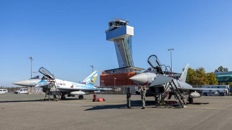 Eurofighter am Airport Nürnberg: Luftwaffe übt Dispersed Operation , Nürnberg, 05.10.2026 Zwei Eurofighter der Luftwaffe stehen auf dem Vorfeld am Flughafen, davor arbeiten Soldaten an einer Maschine. Die Luftwaffe testet, wie Eurofighter und Einsatzkräfte zeitweise von einem zivilen Flughafen aus operieren können. Nürnberg Flughafen Bayern Deutschland