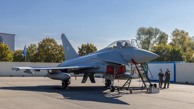 Eurofighter am Airport Nürnberg: Luftwaffe übt Dispersed Operation , Nürnberg, 05.10.2026 Ein Eurofighter Typhoon der Luftwaffe mit der Kennung 31+50 steht auf dem Vorfeld am Flughafen. Die Luftwaffe testet, wie Kampfflugzeuge und Einsatzkräfte zeitweise von einem zivilen Flughafen aus operieren können; zwei Soldaten in Fliegerkombi stehen neben der Maschine. Nürnberg Flughafen Bayern Deutschland
