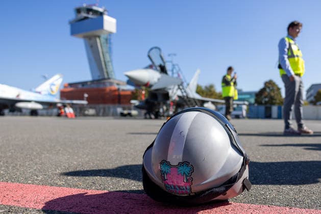 Eurofighter am Airport Nürnberg: Luftwaffe übt Dispersed Operation , Nürnberg, 05.10.2026 Ein Mechanikerhelm mit Aufkleber liegt auf dem Vorfeld des Flughafens, dahinter stehen Eurofighter der Luftwaffe. Die Luftwaffe testet, wie Eurofighter und Einsatzkräfte zeitweise von einem zivilen Flughafen aus operieren können. Nürnberg Flughafen Bayern Deutschland