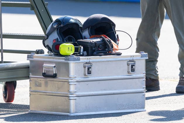 Eurofighter am Airport Nürnberg: Luftwaffe übt Dispersed Operation , Nürnberg, 05.10.2026 Zwei Helme, ein gelber Gehörschutz und ein Funkgerät mit Spiralkabel liegen auf einer Transportbox aus Aluminium am Flughafen. Die Luftwaffe testet dort, wie Eurofighter und Einsatzkräfte zeitweise von einem zivilen Flughafen aus operieren können. Nürnberg Flughafen Bayern Deutschland