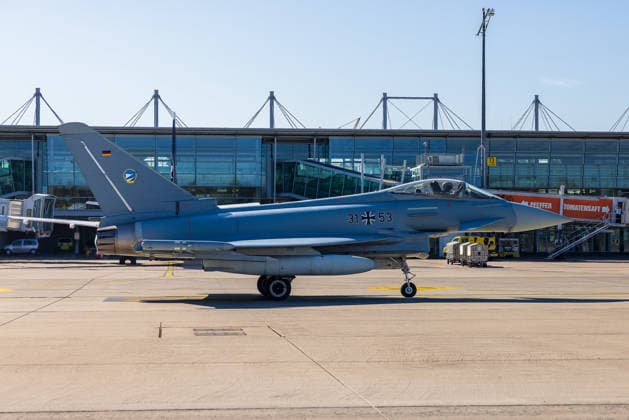 Eurofighter am Airport Nürnberg: Luftwaffe übt Dispersed Operation , Nürnberg, 05.10.2026 Ein Eurofighter Typhoon der Luftwaffe mit der Kennung 31+53 rollt über das Vorfeld am Flughafen. Die Luftwaffe testet dort, wie Kampfjets und Einsatzkräfte zeitweise von einem zivilen Flughafen aus operieren können. Nürnberg Flughafen Bayern Deutschland