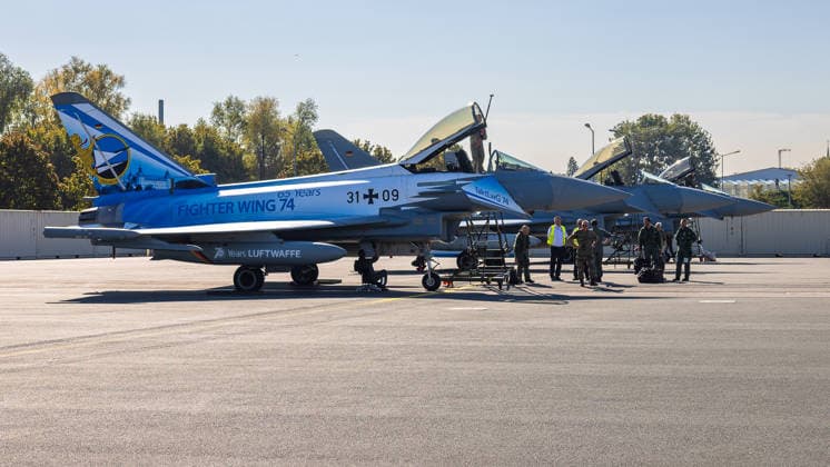 Eurofighter am Airport Nürnberg: Luftwaffe übt Dispersed Operation , Nürnberg, 05.10.2026 Mehrere Eurofighter der Luftwaffe stehen auf dem Vorfeld am Flughafen, im Vordergrund die Maschine 31+09 in Sonderlackierung Fighter Wing 74 . Im Rahmen der Übung Dispersed Operation testet die Luftwaffe, wie Eurofighter und Einsatzkräfte zeitweise von einem zivilen Flughafen aus operieren. Nürnberg Flughafen Bayern Deutschland