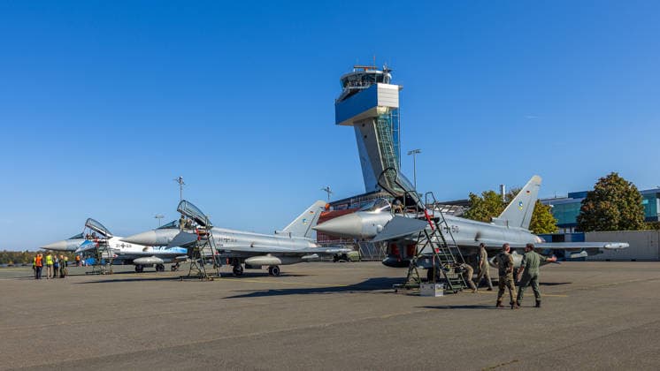 Eurofighter am Airport Nürnberg: Luftwaffe übt Dispersed Operation , Nürnberg, 05.10.2026 Mehrere Eurofighter der Luftwaffe stehen mit geöffneten Cockpits und angelegten Einstiegsleitern auf dem Vorfeld des Flughafens. Soldaten und Einsatzkräfte arbeiten an den Maschinen, die bei der Übung zeitweise von einem zivilen Flughafen aus operieren. Nürnberg Flughafen Bayern Deutschland