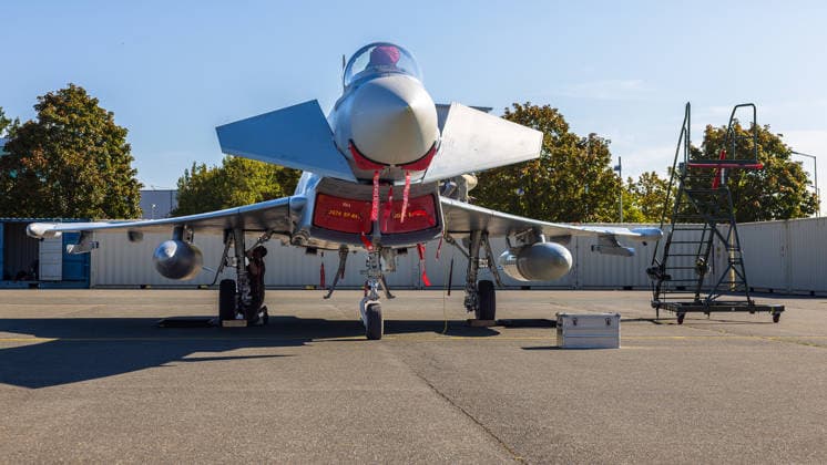 Eurofighter am Airport Nürnberg: Luftwaffe übt Dispersed Operation , Nürnberg, 05.10.2026 Ein Eurofighter Typhoon der Luftwaffe steht frontal auf dem Vorfeld des Flughafens, Wartungsleiter und Werkzeugkoffer daneben. Die Luftwaffe testet dort, wie Eurofighter und Einsatzkräfte zeitweise von einem zivilen Flughafen aus operieren können. Nürnberg Flughafen Bayern Deutschland