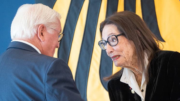 Bundespräsident Frank-Walter Steinmeier zeichnet 21 Bürger zum Tag der Deutschen Einheit mit dem Verdienstorden der Bundesrepublik Deutschland aus Nana Mouskouri, Sängerin und Musikerin;Bundespräsident verleiht Verdienstorden der Bundesrepublik Deutschland zum Tag der Deutschen Einheit, Berlin Berlin Deutschland Amtssitz am Spreebogen
