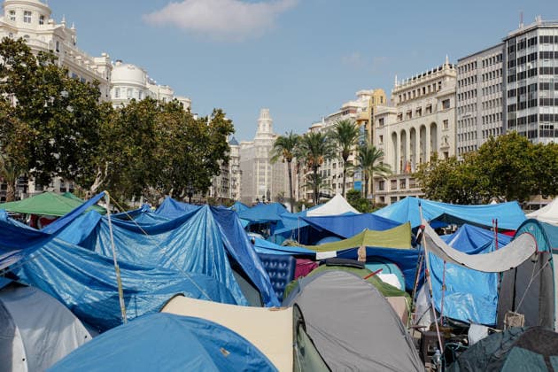 Second day of the Housing Protest Camp in Valencia’s Town Hall Square. Dozens of people are camped out in the Town Hall Square as of October 5, 2026, in Valencia, Valencian Community, Spain. Several young people began a sit-in yesterday in the Town Hall Square following the housing protest held last Saturday in Valencia, where five people were arrested and nine National Police officers were injured. The protest was organized by the associations Sindicat de Llogateres, Entrebarris, the Platform for Those Affected by Mortgages, and Sindicat Habitatge València October 5, 2026, Spain Copyright: xJorgexGilx 7822556