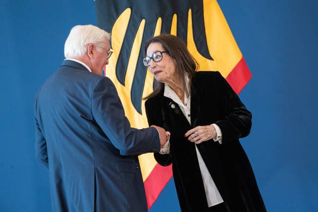 Bundespräsident Frank-Walter Steinmeier zeichnet 21 Bürger zum Tag der Deutschen Einheit mit dem Verdienstorden der Bundesrepublik Deutschland aus Nana Mouskouri, Sängerin und Musikerin;Bundespräsident verleiht Verdienstorden der Bundesrepublik Deutschland zum Tag der Deutschen Einheit, Berlin Berlin Deutschland Amtssitz am Spreebogen