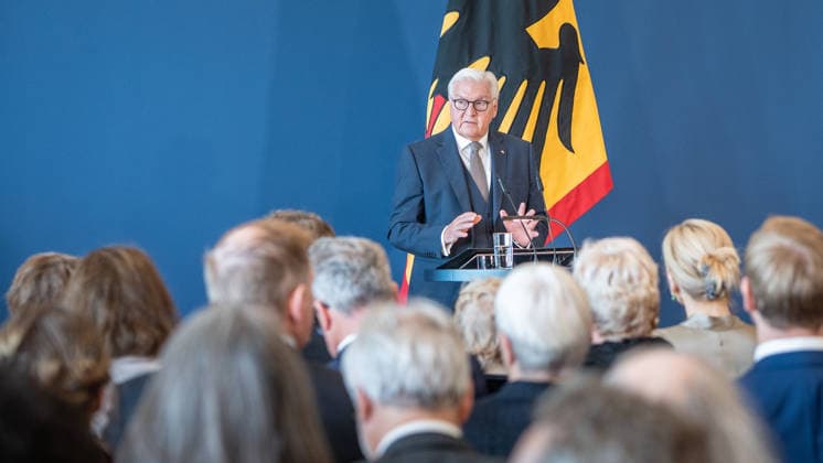 Bundespräsident Frank-Walter Steinmeier zeichnet 21 Bürger zum Tag der Deutschen Einheit mit dem Verdienstorden der Bundesrepublik Deutschland aus ;Bundespräsident verleiht Verdienstorden der Bundesrepublik Deutschland zum Tag der Deutschen Einheit, Berlin Berlin Deutschland Amtssitz am Spreebogen
