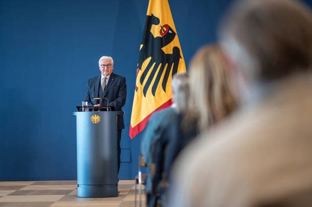 Bundespräsident Frank-Walter Steinmeier zeichnet 21 Bürger zum Tag der Deutschen Einheit mit dem Verdienstorden der Bundesrepublik Deutschland aus ;Bundespräsident verleiht Verdienstorden der Bundesrepublik Deutschland zum Tag der Deutschen Einheit, Berlin Berlin Deutschland Amtssitz am Spreebogen