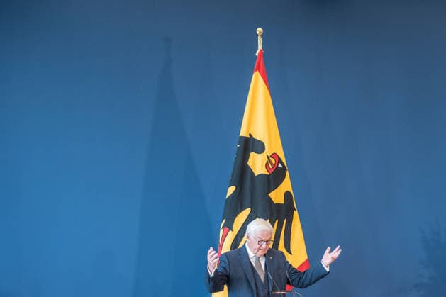 Bundespräsident Frank-Walter Steinmeier zeichnet 21 Bürger zum Tag der Deutschen Einheit mit dem Verdienstorden der Bundesrepublik Deutschland aus ;Bundespräsident verleiht Verdienstorden der Bundesrepublik Deutschland zum Tag der Deutschen Einheit, Berlin Berlin Deutschland Amtssitz am Spreebogen