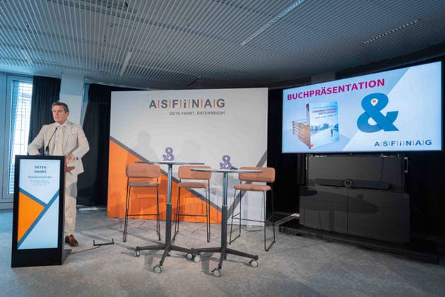 2026-10-05-Pressekonferenz-Buchpräsentation Bundesminister für Innovation, Mobilität und Infrastruktur Peter Hanke (SPÖ) am 5. Oktober 2026 bei der Pressekonferenz zur Buchpräsentation Autobahnbau in Österreich unter NS-Herrschaft. in der ASFINAG in Wien, Wien, Österreich.