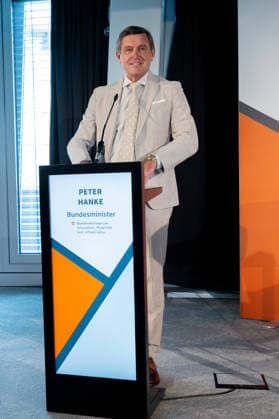 2026-10-05-Pressekonferenz-Buchpräsentation Bundesminister für Innovation, Mobilität und Infrastruktur Peter Hanke (SPÖ) am 5. Oktober 2026 bei der Pressekonferenz zur Buchpräsentation Autobahnbau in Österreich unter NS-Herrschaft. in der ASFINAG in Wien, Wien, Österreich.