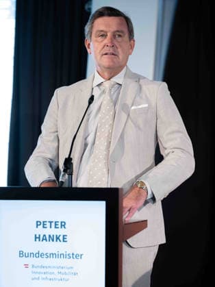 2026-10-05-Pressekonferenz-Buchpräsentation Bundesminister für Innovation, Mobilität und Infrastruktur Peter Hanke (SPÖ) am 5. Oktober 2026 bei der Pressekonferenz zur Buchpräsentation Autobahnbau in Österreich unter NS-Herrschaft. in der ASFINAG in Wien, Wien, Österreich.