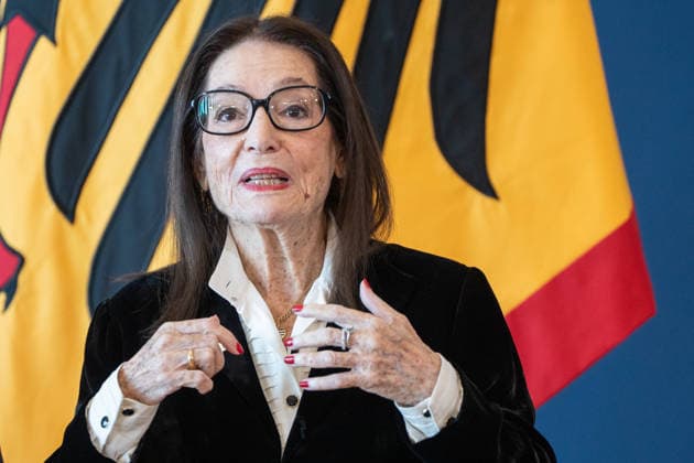 Bundespräsident Frank-Walter Steinmeier zeichnet 21 Bürger zum Tag der Deutschen Einheit mit dem Verdienstorden der Bundesrepublik Deutschland aus Nana Mouskouri, Sängerin und Musikerin;Bundespräsident verleiht Verdienstorden der Bundesrepublik Deutschland zum Tag der Deutschen Einheit, Berlin Berlin Deutschland Amtssitz am Spreebogen