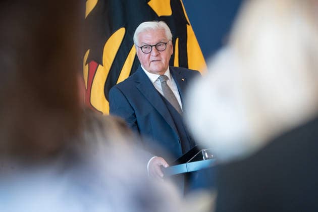 Bundespräsident Frank-Walter Steinmeier zeichnet 21 Bürger zum Tag der Deutschen Einheit mit dem Verdienstorden der Bundesrepublik Deutschland aus ;Bundespräsident verleiht Verdienstorden der Bundesrepublik Deutschland zum Tag der Deutschen Einheit, Berlin Berlin Deutschland Amtssitz am Spreebogen