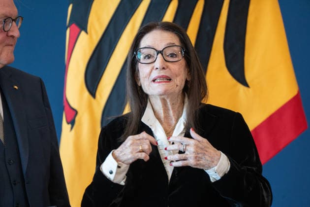 Bundespräsident Frank-Walter Steinmeier zeichnet 21 Bürger zum Tag der Deutschen Einheit mit dem Verdienstorden der Bundesrepublik Deutschland aus Nana Mouskouri, Sängerin und Musikerin;Bundespräsident verleiht Verdienstorden der Bundesrepublik Deutschland zum Tag der Deutschen Einheit, Berlin Berlin Deutschland Amtssitz am Spreebogen