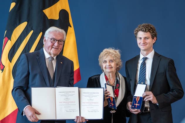 Bundespräsident Frank-Walter Steinmeier zeichnet 21 Bürger zum Tag der Deutschen Einheit mit dem Verdienstorden der Bundesrepublik Deutschland aus Tova Friedman und Aron Goodman, Holocaust-Überlebende und ihr Enkel, die gemeinsam auf TikTok über die Schoah aufklären;Bundespräsident verleiht Verdienstorden der Bundesrepublik Deutschland zum Tag der Deutschen Einheit, Berlin Berlin Deutschland Amtssitz am Spreebogen