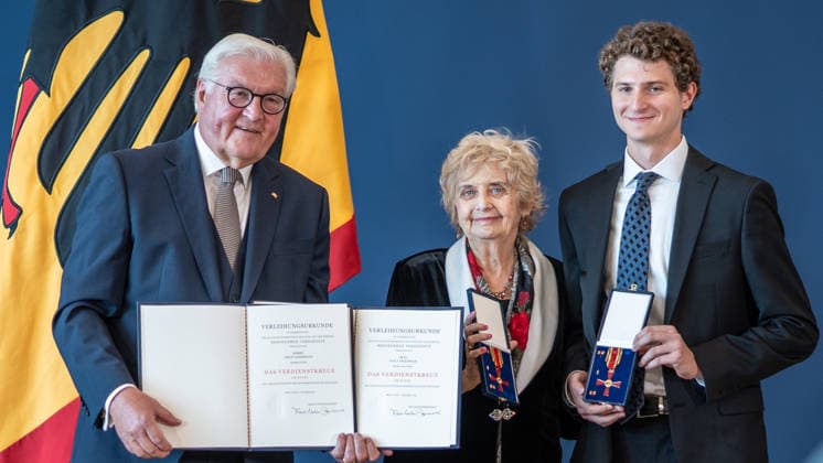 Bundespräsident Frank-Walter Steinmeier zeichnet 21 Bürger zum Tag der Deutschen Einheit mit dem Verdienstorden der Bundesrepublik Deutschland aus Tova Friedman und Aron Goodman, Holocaust-Überlebende und ihr Enkel, die gemeinsam auf TikTok über die Schoah aufklären;Bundespräsident verleiht Verdienstorden der Bundesrepublik Deutschland zum Tag der Deutschen Einheit, Berlin Berlin Deutschland Amtssitz am Spreebogen