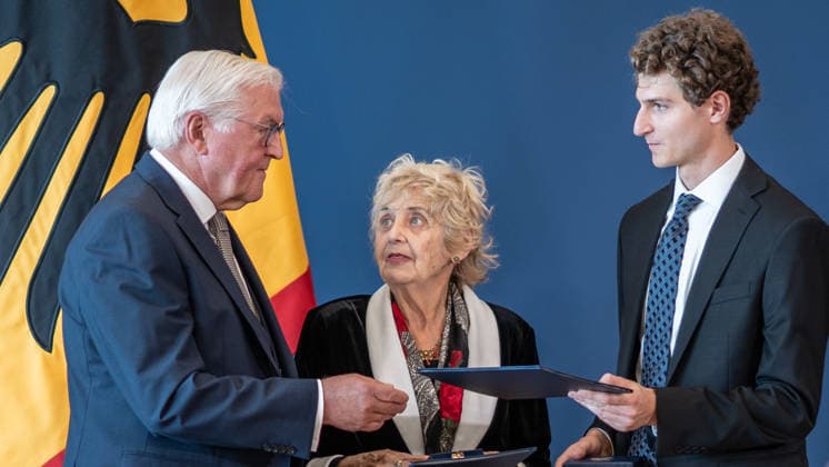 Bundespräsident Frank-Walter Steinmeier zeichnet 21 Bürger zum Tag der Deutschen Einheit mit dem Verdienstorden der Bundesrepublik Deutschland aus Tova Friedman und Aron Goodman, Holocaust-Überlebende und ihr Enkel, die gemeinsam auf TikTok über die Schoah aufklären;Bundespräsident verleiht Verdienstorden der Bundesrepublik Deutschland zum Tag der Deutschen Einheit, Berlin Berlin Deutschland Amtssitz am Spreebogen