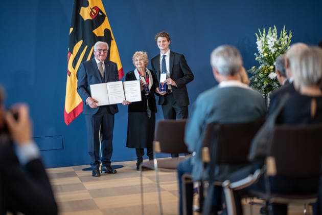 Bundespräsident Frank-Walter Steinmeier zeichnet 21 Bürger zum Tag der Deutschen Einheit mit dem Verdienstorden der Bundesrepublik Deutschland aus Tova Friedman und Aron Goodman, Holocaust-Überlebende und ihr Enkel, die gemeinsam auf TikTok über die Schoah aufklären;Bundespräsident verleiht Verdienstorden der Bundesrepublik Deutschland zum Tag der Deutschen Einheit, Berlin Berlin Deutschland Amtssitz am Spreebogen