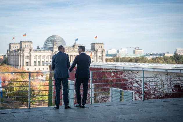 Bundeskanzler Friedrich Merz mit seine Gast Mindaugas SinkeviÄius, Premierminister Litauen, im Bundeskanzleramt, Auf der Terrasse des Bundeskanzleramts mit Blick auf das Reichstagsgebäude mit dem Sitz des Bundestags;Bundeskanzler empfängt Premierminister der Republik Litauen im Bundeskanzleramt, Berlin Berlin Deutschland Bundeskanzleramt