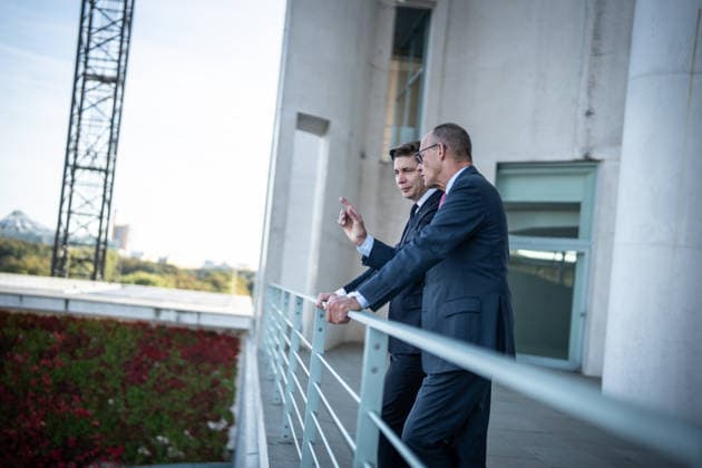 Bundeskanzler Friedrich Merz mit seine Gast Mindaugas SinkeviÄius, Premierminister Litauen, im Bundeskanzleramt, Auf der Terrasse des Bundeskanzleramts mit Blick auf das Reichstagsgebäude mit dem Sitz des Bundestags;Bundeskanzler empfängt Premierminister der Republik Litauen im Bundeskanzleramt, Berlin Berlin Deutschland Bundeskanzleramt