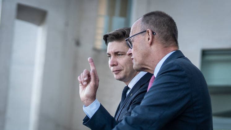 Bundeskanzler Friedrich Merz mit seine Gast Mindaugas SinkeviÄius, Premierminister Litauen, im Bundeskanzleramt, Auf der Terrasse des Bundeskanzleramts mit Blick auf das Reichstagsgebäude mit dem Sitz des Bundestags;Bundeskanzler empfängt Premierminister der Republik Litauen im Bundeskanzleramt, Berlin Berlin Deutschland Bundeskanzleramt