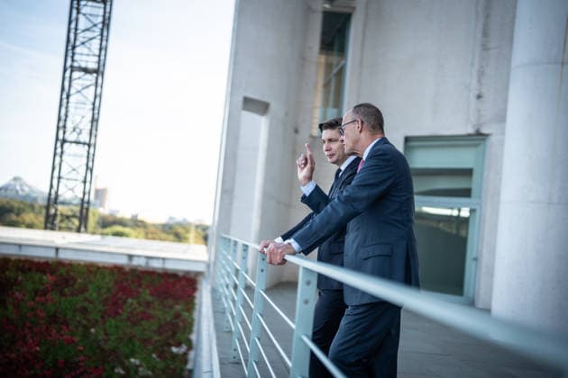 Bundeskanzler Friedrich Merz mit seine Gast Mindaugas SinkeviÄius, Premierminister Litauen, im Bundeskanzleramt, Auf der Terrasse des Bundeskanzleramts mit Blick auf das Reichstagsgebäude mit dem Sitz des Bundestags;Bundeskanzler empfängt Premierminister der Republik Litauen im Bundeskanzleramt, Berlin Berlin Deutschland Bundeskanzleramt