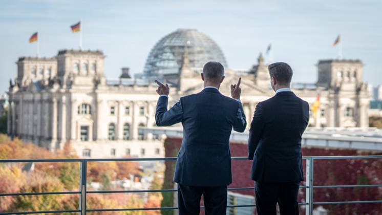 Bundeskanzler Friedrich Merz mit seine Gast Mindaugas SinkeviÄius, Premierminister Litauen, im Bundeskanzleramt, Auf der Terrasse des Bundeskanzleramts mit Blick auf das Reichstagsgebäude mit dem Sitz des Bundestags;Bundeskanzler empfängt Premierminister der Republik Litauen im Bundeskanzleramt, Berlin Berlin Deutschland Bundeskanzleramt