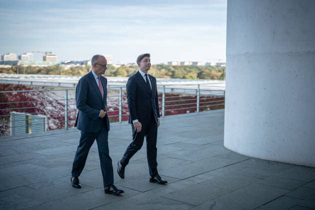 Bundeskanzler Friedrich Merz mit seine Gast Mindaugas SinkeviÄius, Premierminister Litauen, im Bundeskanzleramt, Auf der Terrasse des Bundeskanzleramts mit Blick auf das Reichstagsgebäude mit dem Sitz des Bundestags;Bundeskanzler empfängt Premierminister der Republik Litauen im Bundeskanzleramt, Berlin Berlin Deutschland Bundeskanzleramt