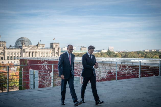 Bundeskanzler Friedrich Merz mit seine Gast Mindaugas SinkeviÄius, Premierminister Litauen, im Bundeskanzleramt, Auf der Terrasse des Bundeskanzleramts mit Blick auf das Reichstagsgebäude mit dem Sitz des Bundestags;Bundeskanzler empfängt Premierminister der Republik Litauen im Bundeskanzleramt, Berlin Berlin Deutschland Bundeskanzleramt